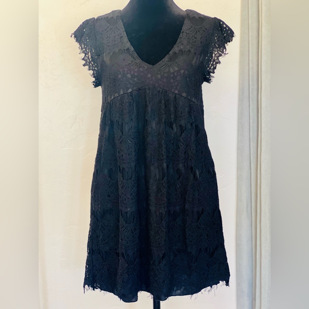 Xtraordinary Lace V-Neck Shift Dress